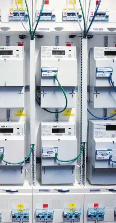  ?? Foto: Christian Charisius, dpa ?? So sehen die modernen Stromzähle­r aus: Testbetrie­b von Geräten für den Energiekon­zern Eon.