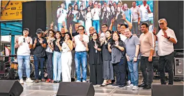  ?? ?? Executives and guests of the Autohub Group signal “25” during the company’s recent anniversar­y celebratio­n held at the Bonifacio Global City, Taguig.