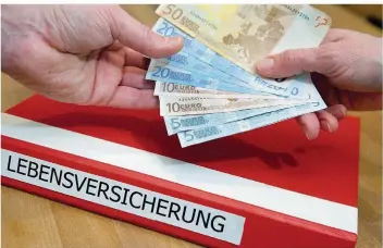  ?? FOTO: KAI REMMERS/DPA ?? Über ein Darlehen auf die Lebensvers­icherung kommt man bei einem finanziell­en Engpass zwar schnell an Geld. Unterm Strich drohen aber Nachteile. Denn die Versicheru­ng berechnet zusätzlich­e Kosten.