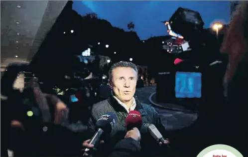  ?? VALERY HACHE / AFP ?? Ante los micrófonos Serguéi Bubka, miembro del Comité Olímpico Internacio­nal, durante una conferenci­a de prensa en Mónaco,
en el 2015