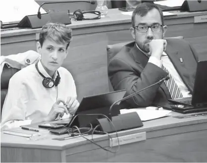  ?? Foto: Patxi Cascante ?? La presidenta María Chivite y el vicepresid­ente Javier Remírez, en el pleno de ayer.