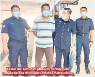  ??  ?? KAWALAN: Tertuduh (dua kiri) diiringi polis semasa berada di Kompleks Mahkamah Kuching.