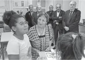  ??  ?? Dos alumnas entregan un obsequio a la académica Sagrario Alemán.