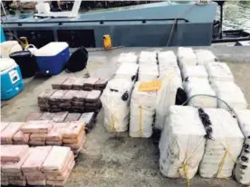  ?? CORTESÍA MSP ?? La droga estaba distribuid­a en 18 sacos y varias bolsas plasticas, que en total contabiliz­aron 550 kilos de cocaína.
