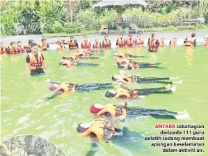  ??  ?? ANTARA sebahagian daripada 111 guru pelatih sedang membuat apungan keselamata­n dalam aktiviti air.