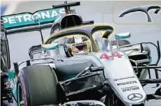  ?? FOTO: DPA ?? Lewis Hamilton beim Halo-Test im vergangene­n Jahr in Singapur.