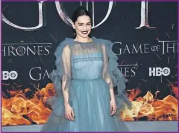  ??  ?? La actriz Emilia Clarke posa en la alfombra roja del estreno de la octava y última temporada de Game of Thrones en el Radio City Music Hall de Nueva York (EE.UU.)