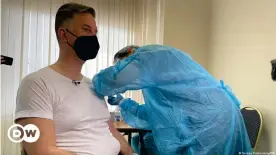  ??  ?? Хайнсу-Герду Пинкернелю делают прививку от ковида вакциной "Спутник V" в Москве