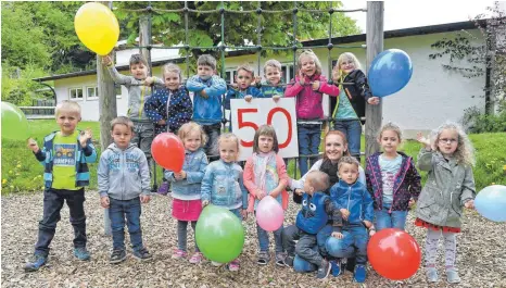  ?? FOTO: BERND BAUR ?? Diese Schönebürg­er Kindergart­enkinder freuen sich zusammen mit der Leiterin Simone Staible auf das Jubiläumsf­est am Sonntag.