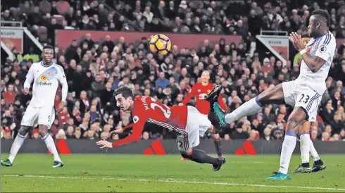  ?? PHIL NOBLE / REUTERS ?? Henrikh Mkhitaryan expertly executes a scorpion kick to score Manchester United’s third goal against Sunderland in their English Premier League match at Old Trafford, Manchester on Monday. United won 3-1 to record its fourth straight victory.