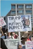  ?? Fotos: Jonathan Nackstrand, afp ?? US Präsident Trump wird von den De monstrante­n als Spielzeug Putins be zeichnet.