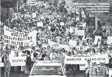  ??  ?? PROTESTA. Estudiante­s, ciudadanos y organizaci­ones civiles portaron pancartas con nombres de desapareci­dos.