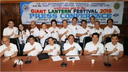  ?? -Chris Navarro ?? GLF PRESSCON. City of San Fernando Mayor Edwin Santiago, Giant Lantern Festival Foundation, Inc. President Bong Mah and GLF Executive Committee Chairman Alex Patio flash the ‘Fernandino First’ sign during yesterday’s press conference at the city hall. Joining them are Vice-Mayor Jimmy Lazatin, councilors Harvey Quiwa, BJ Lagman, Engr. Marni Castro, Tourism Officer Ching Pangilinan, Agnes Romero, Fer Caylao and other officers.