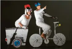  ?? Foto: D. Pfaffel ?? Ellen Wittmann (rechts) und Alice Klötzel spielen das Mädchen Frieda und den Hund Freddi, die gemeinsam auf dem Fahrrad um die Welt reisen.