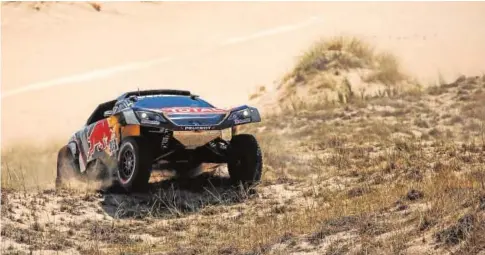  ?? EFE ?? Carlos Sainz, con su Peugeot en el Dakar