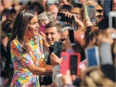  ?? EFE ?? La reina Letizia saluda a las personas que la esperaban en Córdoba