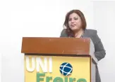  ??  ?? Lic. Cinthia Yadira Martínez directora general del Instituto Universita­rio Paulo Freire agradeció a Mario Enrique Morales su apoyo.