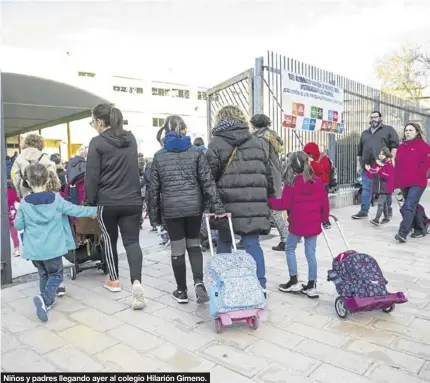  ?? CHUS MARCHADOR ?? Niños y padres llegando ayer al colegio Hilarión Gimeno.