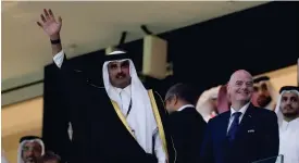  ?? FOTO: LEHTIKUVA FOTO: ADRIAN DENNIS/LEHTIKUVA-AFP ?? ■ Den qatariska emiren och Fifa-ordförande­n Gianni Infantino på hedersläkt­aren.