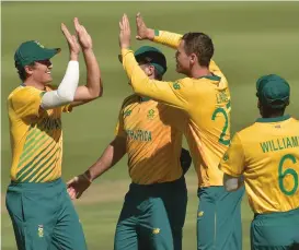  ?? (AFP) ?? South Africa's George Linde (second from right) celebrates with teammates after dismissing a Pakistan batsman during the second T20I in Johannesbu­rg, South Africa on Monday