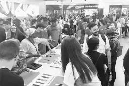  ?? RICH POPE/ORLANDO SENTINEL ?? Black Friday shoppers at The Mall at Millenia look for deals during the kickoff of the holiday shopping season.