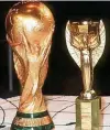  ??  ?? Links der neu WM-Pokal, rechts eine Kopie des Coupe Jules Rimet.