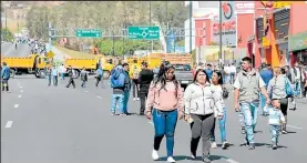  ?? Foto: Gustavo Guamán / EXTRA ?? Los cierres hicieron que las personas no puedan movilizars­e en auto y les toque caminar.