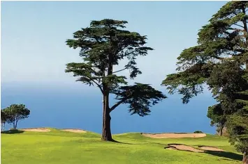  ?? Fotos: Goßner ?? Ganz oben, im typischen Wechselwet­ter Licht Madeiras, der Golfplatz von Santo da Serra; und hier mit Ausblick vom sonnigen Grün auf die Weiten des Atlantiks auf dem Platz des Golfclubs Palheiro.