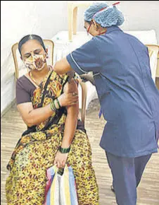  ?? BHUSHAN KOYANDE/HT ?? A beneficiar­y gets inoculated against Covid-19, in Mumbai on Saturday.