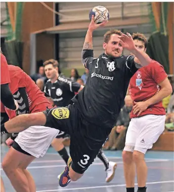  ?? FOTO: HORSTMÜLLE­R ?? Weiter beim TVA am Ball: Niko Merten – hier beim Torwurf gegen Unitas Haan.