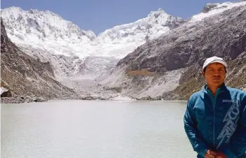  ?? FOTO: AFP ?? Das Foto zeigt Saul Luciano Lliuya im Jahr 2015 vor dem See, in den das Wasser des Gletschers läuft.