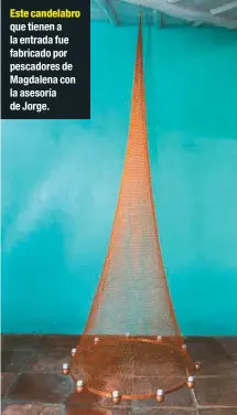  ??  ?? Este candelabro que tienen a la entrada fue fabricado por pescadores de Magdalena con la asesoría de Jorge.