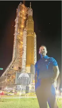  ?? SUMINISTRA­DA ?? Puerto Rican engineer Vladillen “Vlado” González stands in front of the Artemis I rocket at Kennedy Space Center.