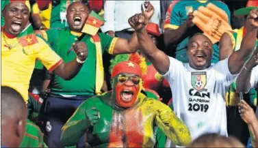  ??  ?? A LA FINAL. Los aficionado­s de Camerún tiñeron de colorido las gradas del Stade Francevill­e.