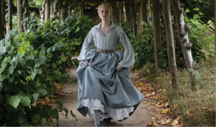  ?? FOTO: ROSS FERGUSON ?? Elle Fanning spelar Katarina II av Ryssland i dramakomed­in
■ The Great, signerad Tony McNamara.