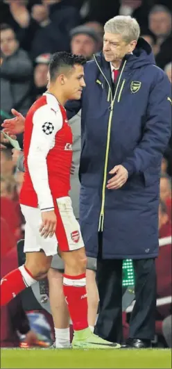  ??  ?? CRISIS. Alexis deja el campo sin mirar a Wenger en Londres.