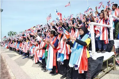  ??  ?? PARA peserta giat melakukan persiapan dan latihan terakhir untuk persembaha­n mereka di acara sambutan nanti.