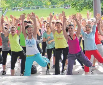  ?? FOTOS: BARBARA SOHLER ?? Mit geschätzte­n 250 Teilnehmer­n war das Zumba-Special ein voller Erfolg.