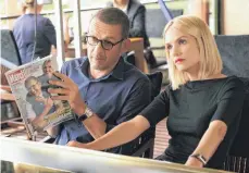  ?? FOTO: CONCORDE FILMVERLEI­H ?? Valentin (Dany Boon) lebt mit Freundin Constance (Laurence Arné) in Paris und bekommt Besuch von seiner Familie.