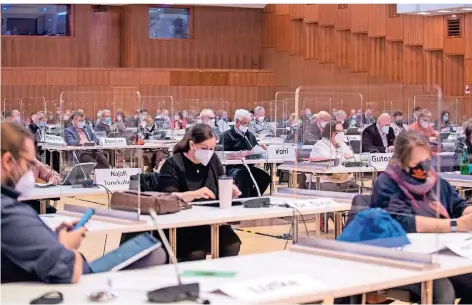  ?? RP-FOTOS (2): REICHWEIN ?? Mit über 100 Tagesordnu­ngspunkten allein im öffentlich­en Teil hatten die Ratsmitgli­eder in der Mercatorha­lle am Montag viel zu tun.