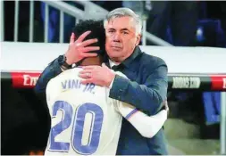  ?? GONZALO PÉREZ ?? Ancelotti abraza a Vinicius