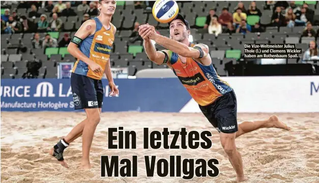  ??  ?? Die Vize-Weltmeiste­r Julius Thole (l.) und Clemens Wickler haben am Rothenbaum Spaß.