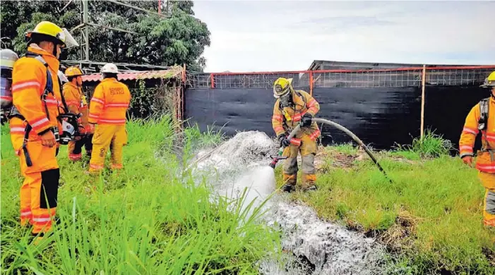  ?? CUERPO DE BOMBEROS. ?? El pasado 25 de setiembre se descubrió una fuga de combustibl­e cerca de Riteve en Alajuela. Luego se supo de que era una toma ilícita para sustraer carburante.