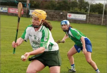  ??  ?? Top scorer Ellen Roche has time and space for Naomh Eanna as Ellen Morgan looks on.