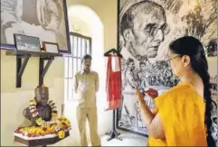  ?? RAHUL RAUT/HT PHOTO ?? Visitors to VD Savarkar’s room at Fergusson College in Pune on his birth anniversar­y on May 28, 2018.