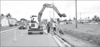  ?? ?? Workers installing guardrails along Mandela Avenue