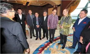  ?? — bernama ?? Meeting of minds: anwar chatting with some members of the Sabah Parliament during a courtesy visit from Hajiji (second from right) at his office at bangunan Perdana Putra.