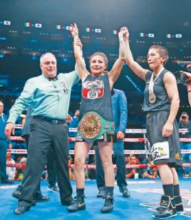  ??  ?? Mariana Juárez defendió su cetro gallo CMB ante Terumi Nuki.