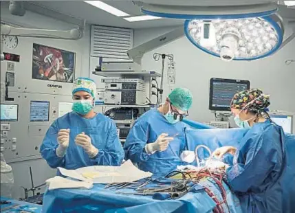  ?? ANA JIMÉNEZ ?? Cirujanos cardiacos operando el miércoles en uno de los quirófanos del nuevo bloque quirúrgico