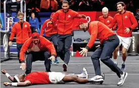  ?? REUTERS ?? Red alert: Tiafoe’s team-mates start the celebratio­ns after stunning Team Europe